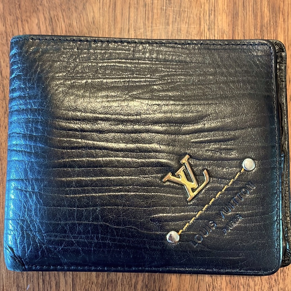 LV black leather bifold men’s wallet